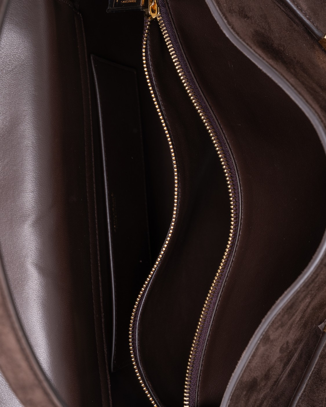 shop SALVATORE FERRAGAMO  Borsa: Salvatore Ferragamo "Hug Soft Bag".
Borsa a spalla.
Manico singolo.
Fibbie gancini con finitura dorata.
Comparto centrale con zip.
Chiusa con patta interna.
Dimensioni: 30,5 x 40 x 15cm.
Luce manico: 16,5cm.
Composizione: 100% Pelle di vitello.
Fabbricato in Italia.. 219939 HUG SH M-784185 number 7608401